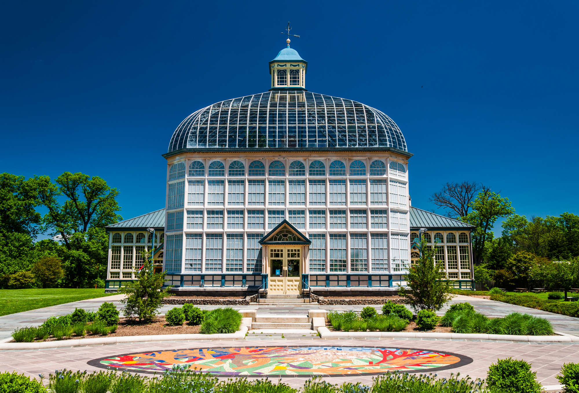 A large Maryland building with a dome on top hosting the Day Festival.